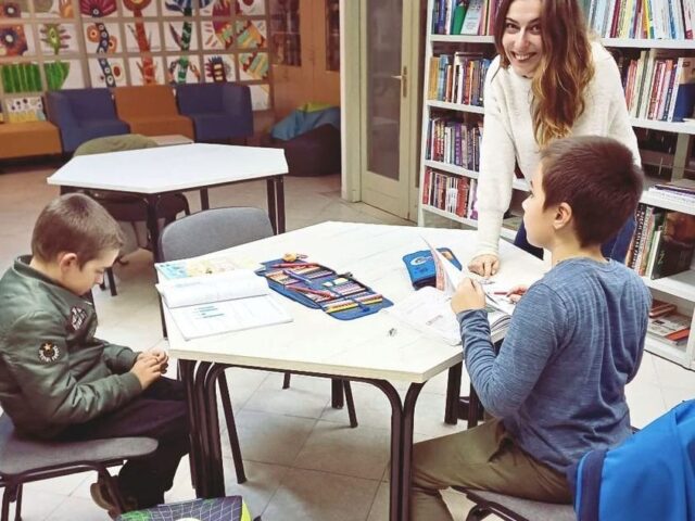 Volonteri pomažu u učenju